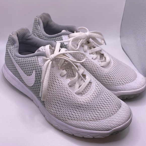 Nike White sneaker tennis shoe size 6.5 - Picture 3 of 10